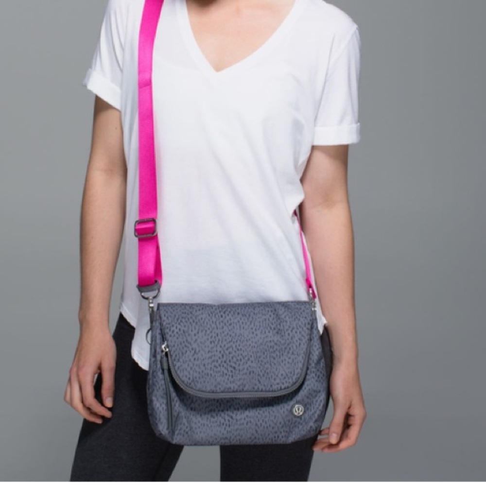 Lululemon Party Om festival bag with pink strap